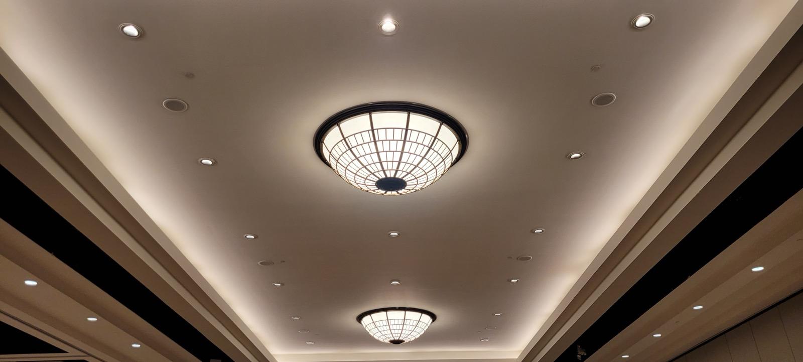 Instalación profesional de iluminación LED en techo residencial con paneles integrados y sistemas de control